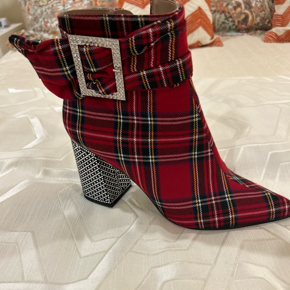 Plaid bootie great for the holidays. Only worn twice.